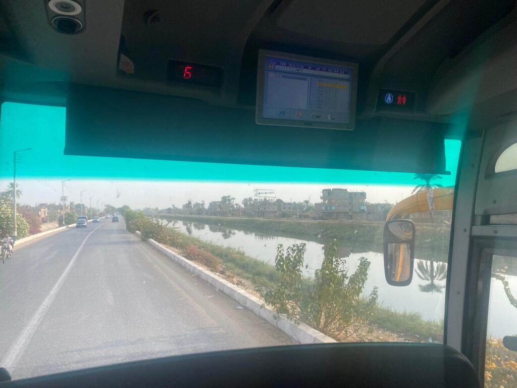 Ausblick während unserer GoBus Erfahrung aus dem Bus Frontfenster während unseres Bustransfer von Hurghada nach Luxor