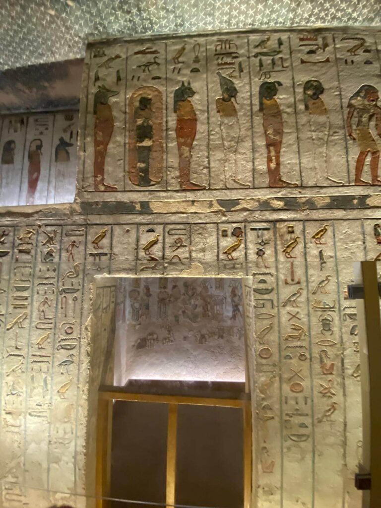 Grabkammer von Ramses III mit kunstvollen Hieroglyphen und Darstellungen aus dem ägyptischen Totenbuch