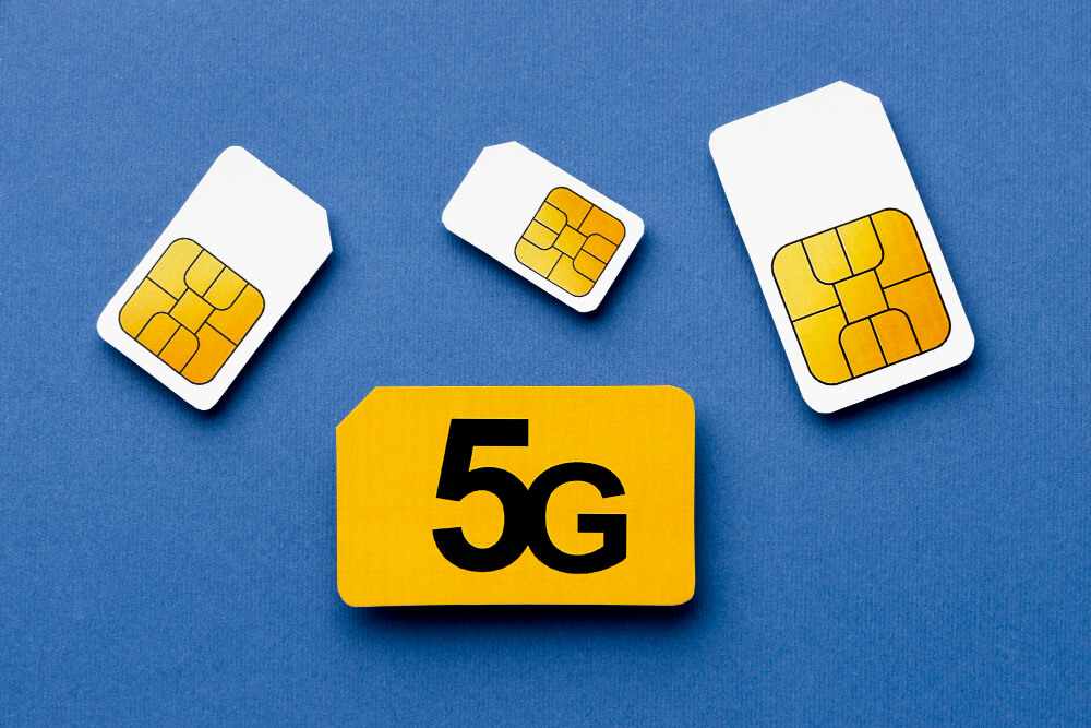 Mehrere SIM-Karten für Ägypten und ein gelbes Rechteck mit der Bezeichnung 5G