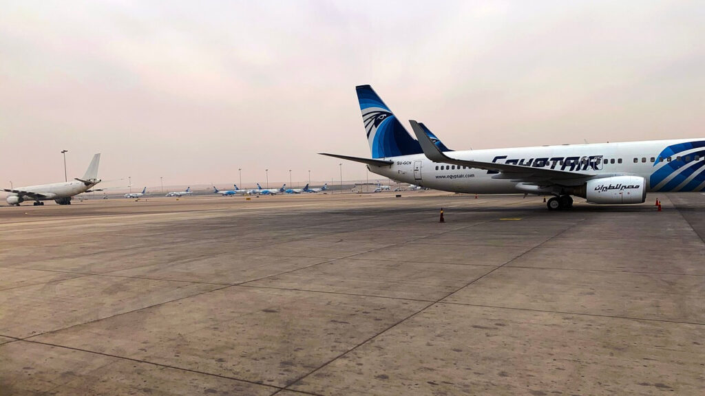 Flugzeug steht auf Rollfeld des Flughafens Hurghada bevor das Ägypten Visum beantragt werden kann