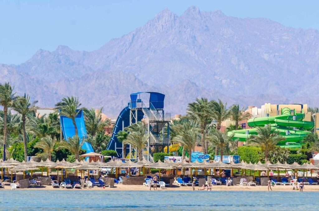 Mehrere Rutschentürme und Palmen im Titanic Wasserpark in Hurghada