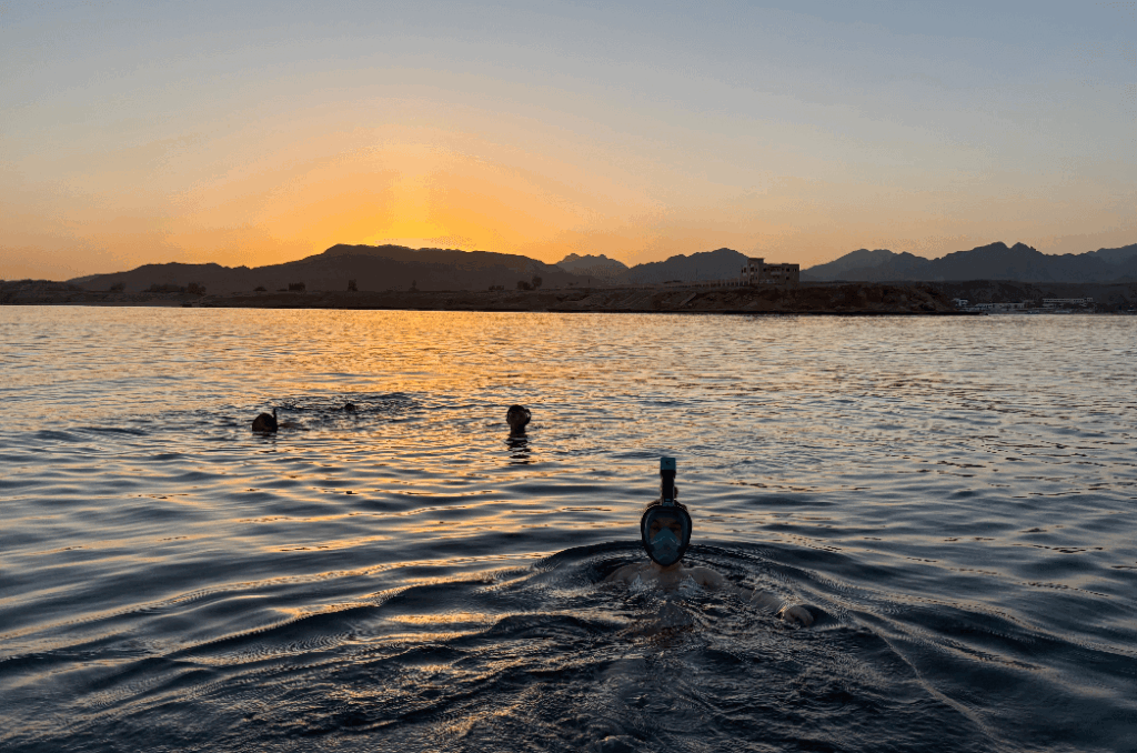 Paar beim Schnorcheln während der Abendsonne in Hurghada