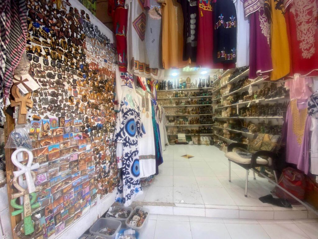 Souvenirshop in Ägypten mit bunten Figuren und Magneten