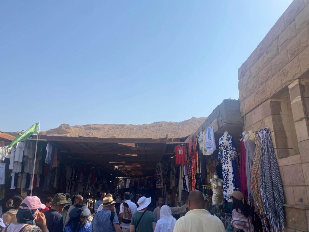 Bunt belebter Basar in Ägypten mit Händlern, die Touristen Souvenirs anbieten