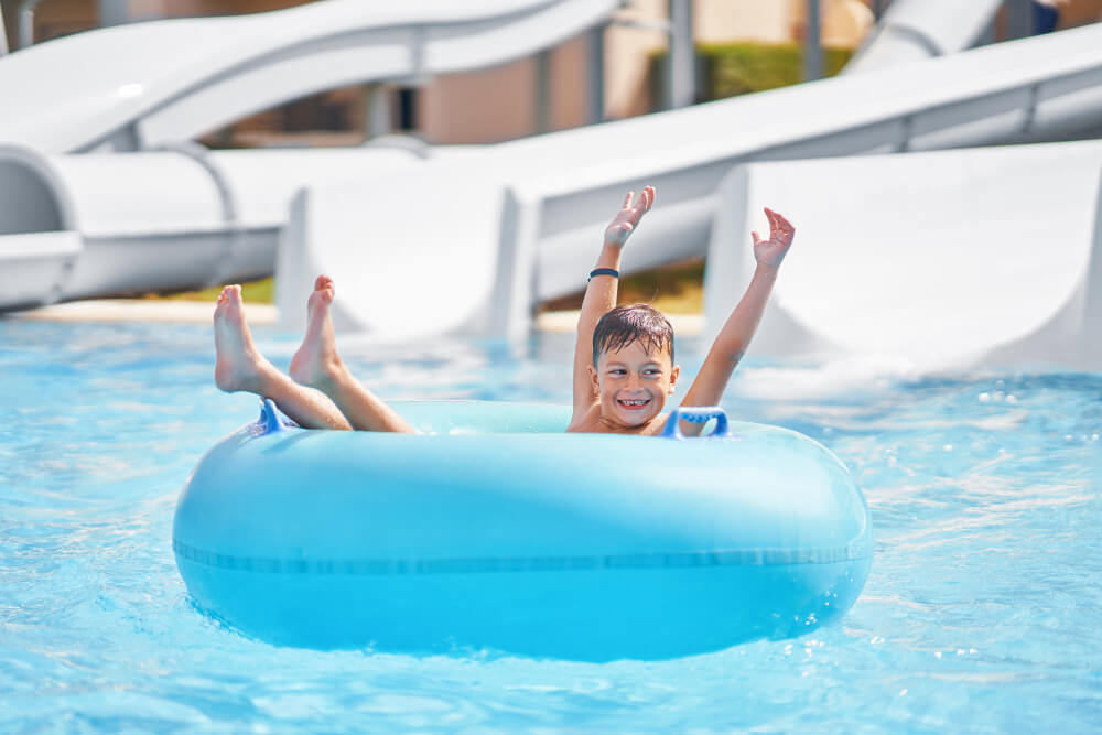 Kind auf einer Luftmatratze im Wasserpark nahe Hurghada