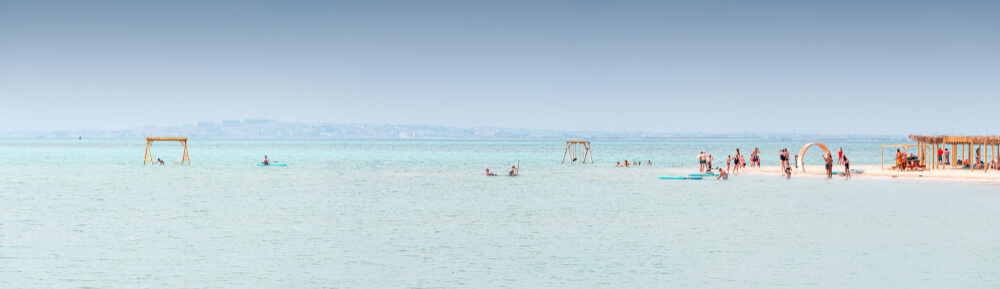 Orange Bay Insel bei Hurghada mit türkisfarbenem Wasser 