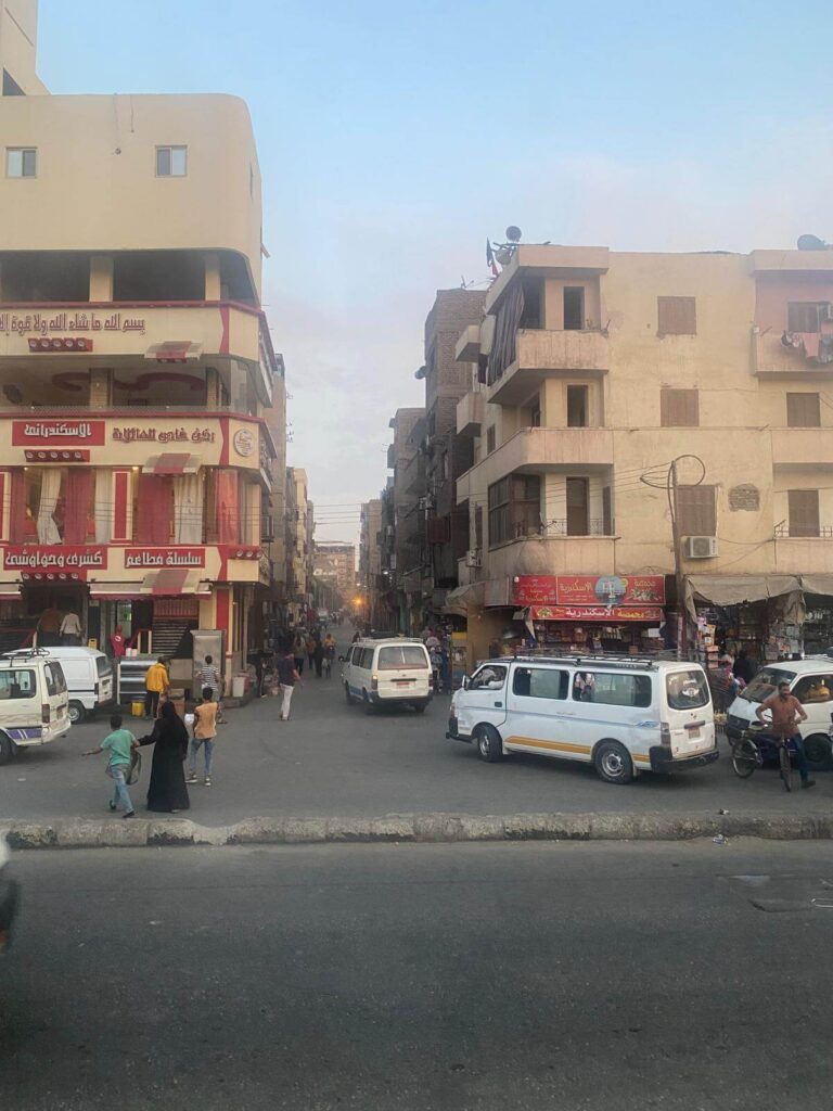 Enge Gasse in Ägypten mit vielen Menschen, potenzielles Risiko für Taschendiebstahl