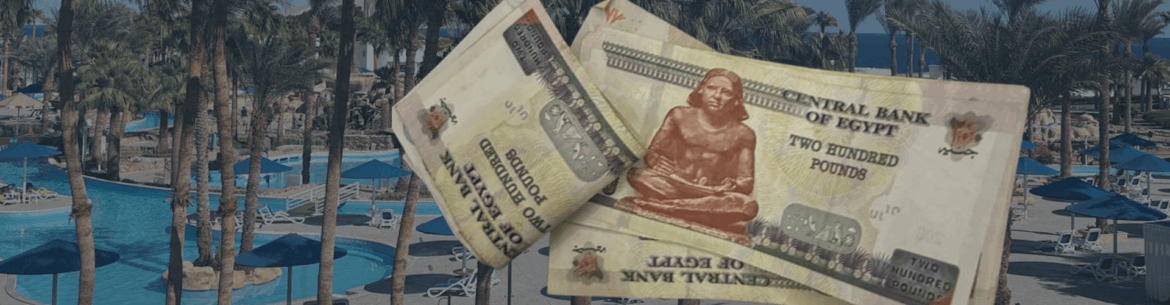 Ägyptische Pfund vor einem Hotelresort in Ägypten. Trinkgeld im Urlaubsalltag