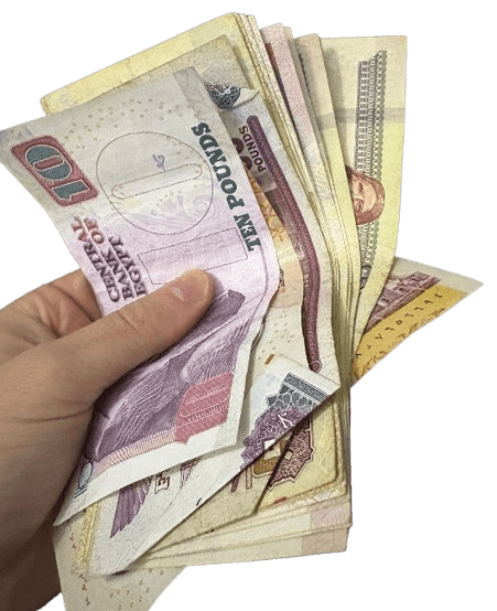 Trinkgeld als Stapel mit ägyptischen Pfund werden in der Hand gehalten