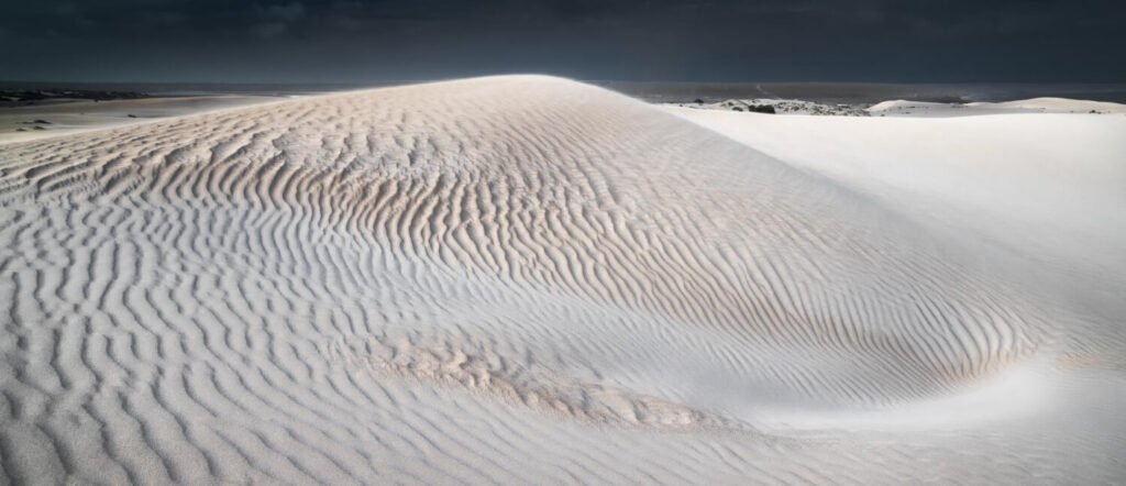 Sandberge mit etwas Wind in der Weißen Wüste Ägypten