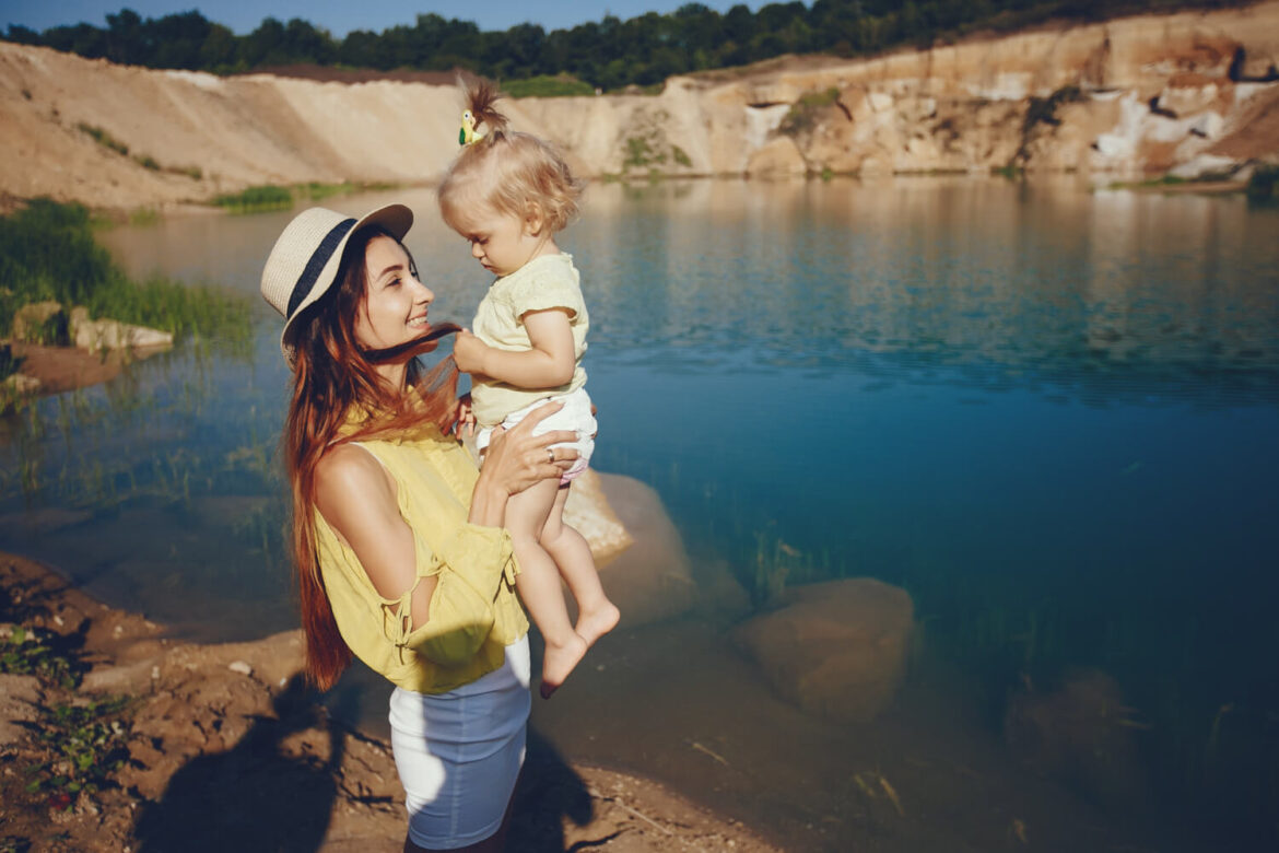 Frau mit Baby in Ägypten vor einem See