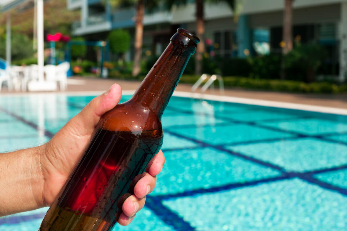 Mann mit Alkohol an einem Pool in Ägypten