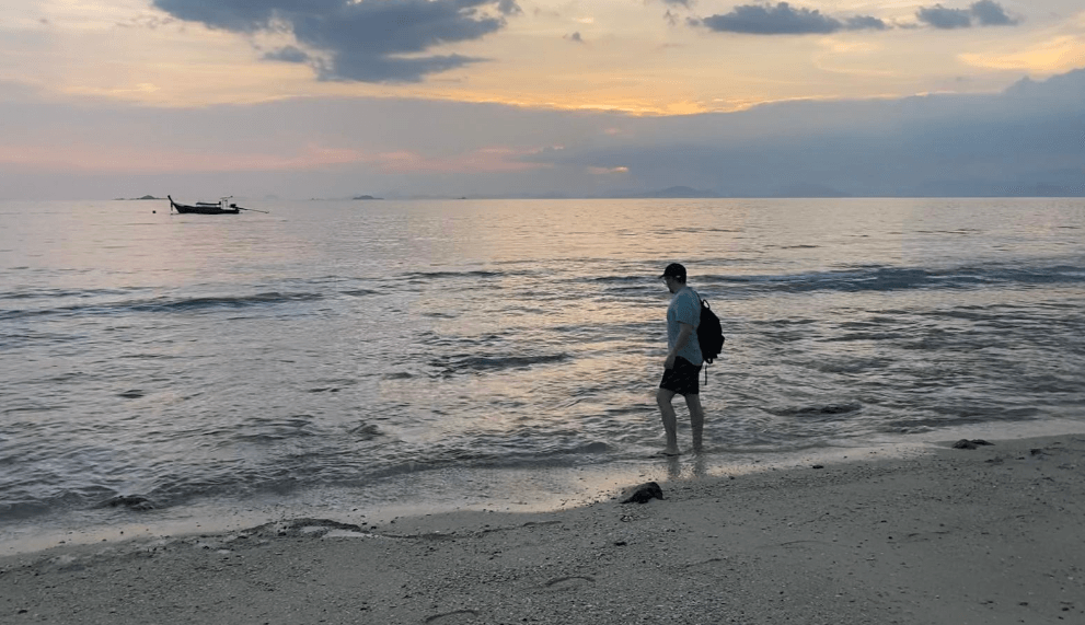 Urlauber trägt Badeschuhe am Strand in Ägypten
