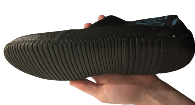 Neoprenschuhe mit fester Sohle in Hand gehalten