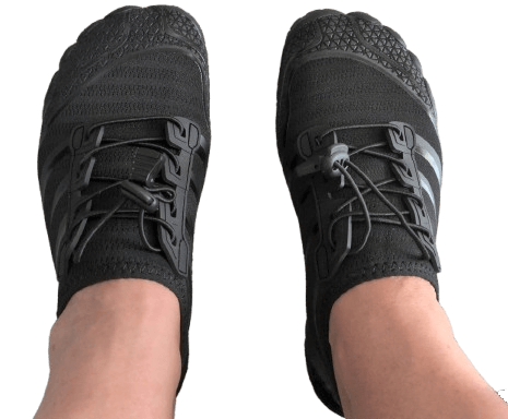 Schwarze Zehenschuhe werden getragen