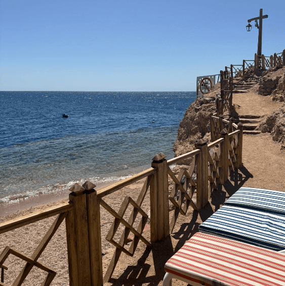 Strandabschnitt in Hurghada mit Steinen und einem Riff direkt im Wasser