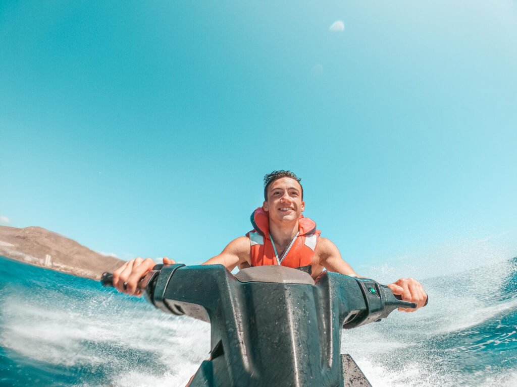 Frontaufnahme von einem jungen Erwachsenen beim Jetski fahren in Ägypten