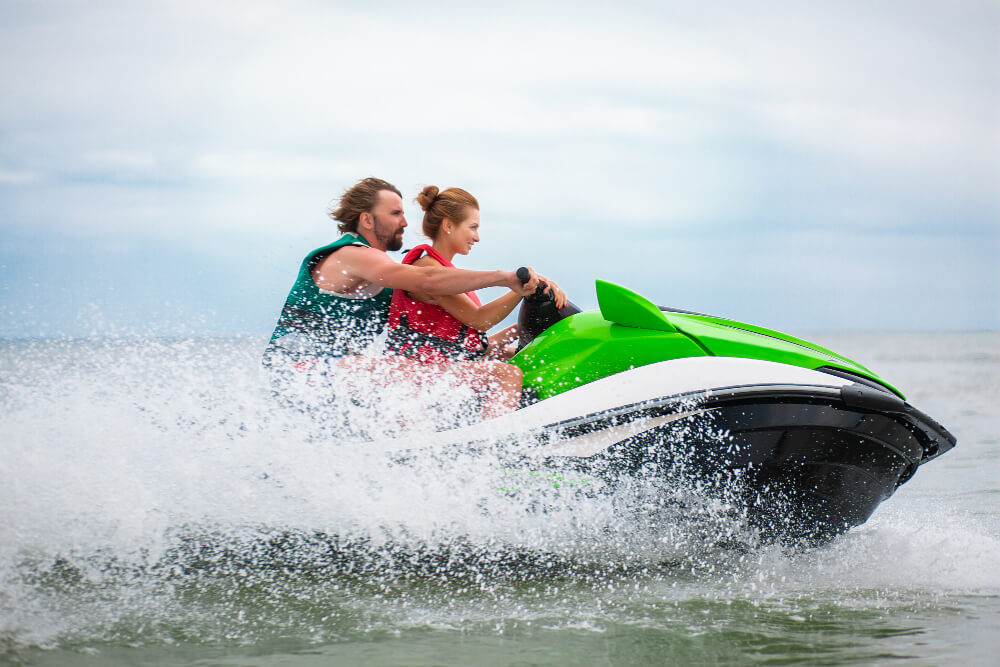 Pärchen beim Jetski fahren auf einem grünen Jetski in Ägypten