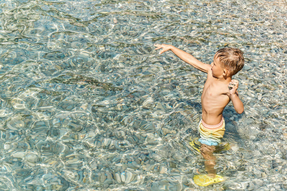 Kleiner Junge mit Badeschuhen in Ägypten