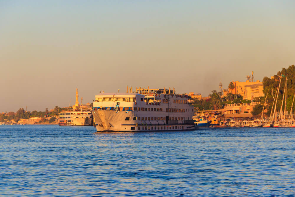 Großes Schiff einer Last Minute Nilkreuzfahrt vor Luxor im Nil