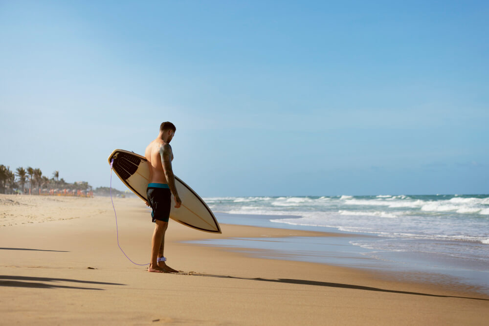 Surfer bei Wassersportaktivität am Strand in Ägypten