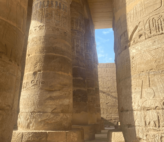 Hieroglyphen an einer Säule in einem Tempel in Luxor