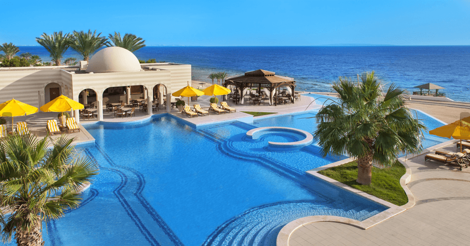 Großer Pool mit Meer im Hintergrund im Oberoi Beach Hotel für Paare