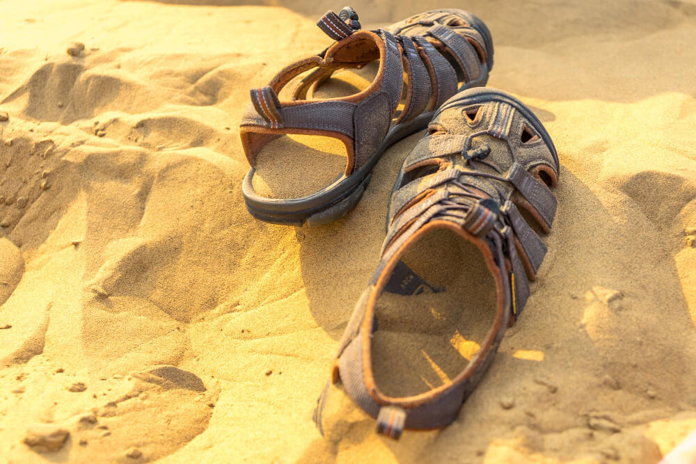 Schuhe liegen im Sand der Wüste in Ägypten