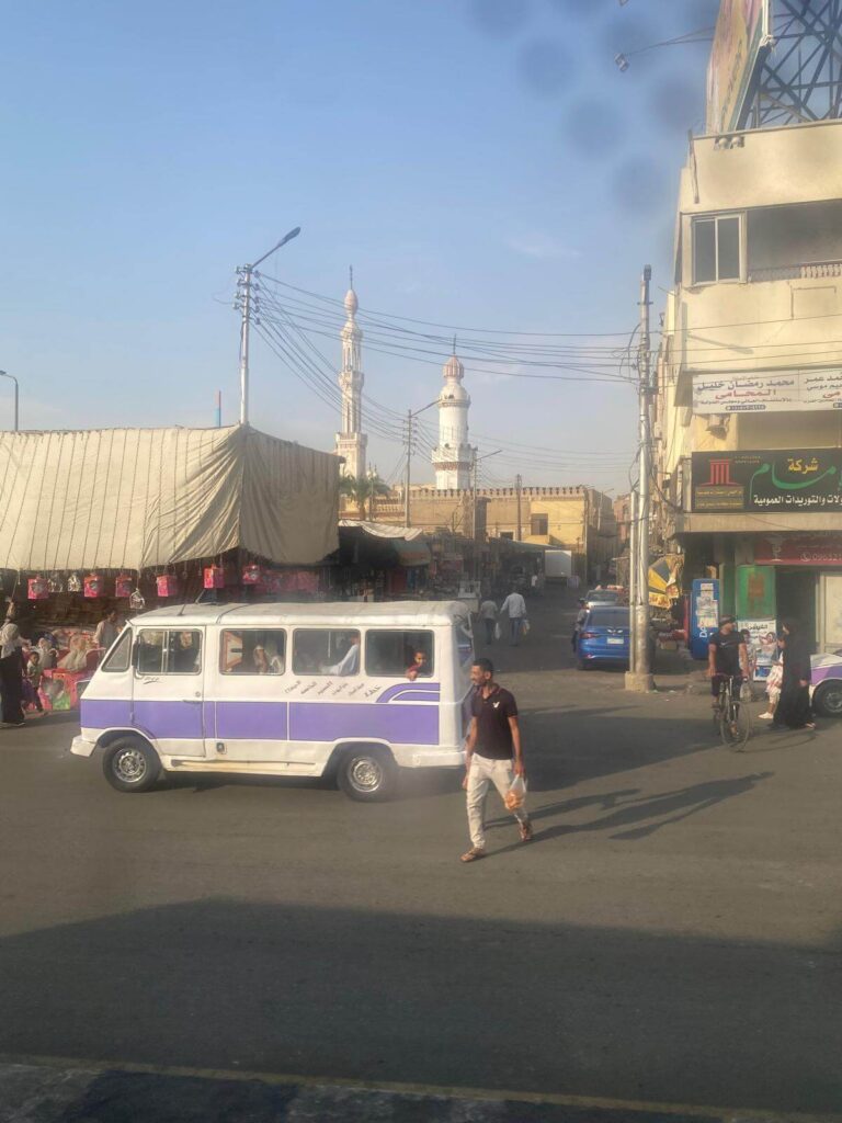 Taxi mit Passagieren in Kairo