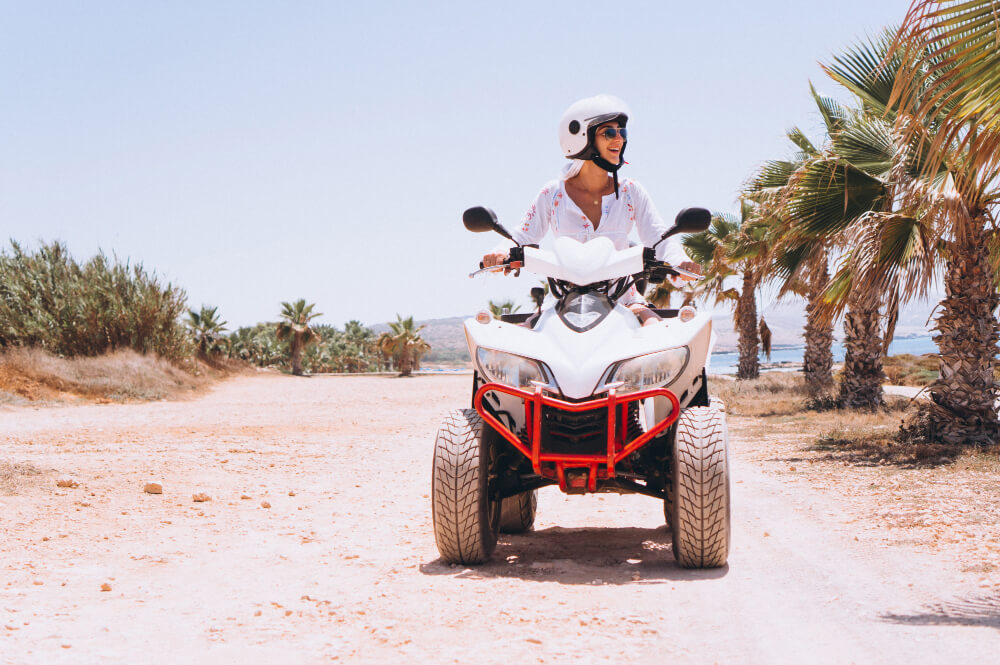 Frau fährt alleine bei ihrer Reise mit dem Quad durch Ägypten