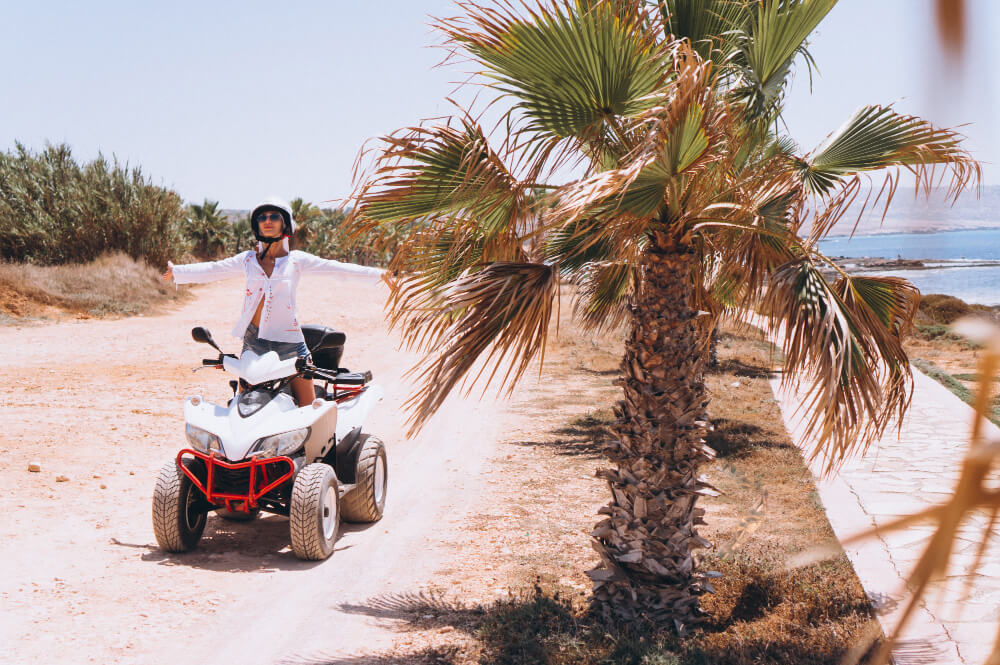 Urlauberin während einer Quad Tour in Ägypten