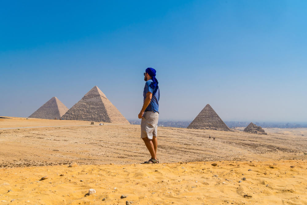 Ein gut vorbereiteter Ägypten Reisender steht in der Wüste