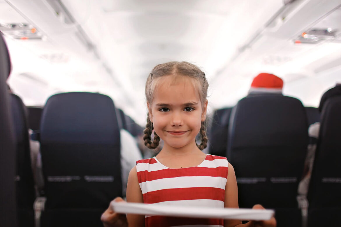 Kind mit Reisespiel in einem Flugzeug auf dem Weg nach Ägypten