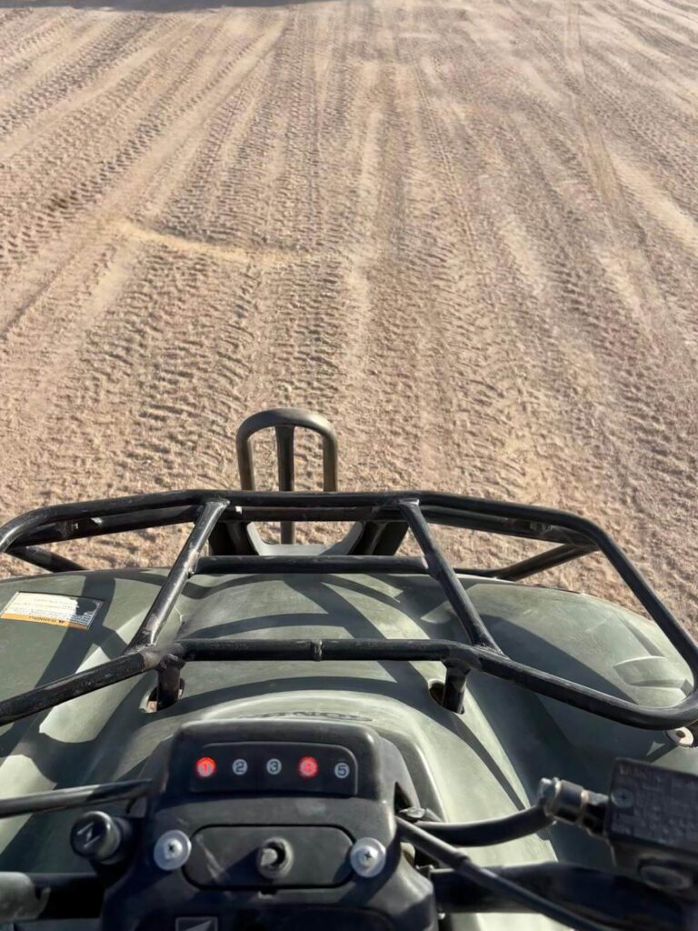 Front eines olivgrünen Quads von oben fotografiert