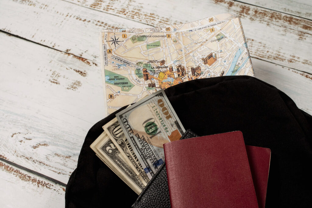 Tisch mit Reisepässen, Bargeld und einer Landkarte zur Vorbereitung auf einen Ägypten Urlaub