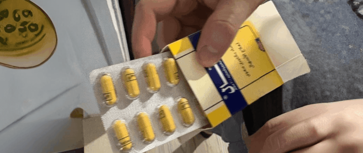Gelb blaue Antinal Verpackung mit gelben Tabletten in Ägypten