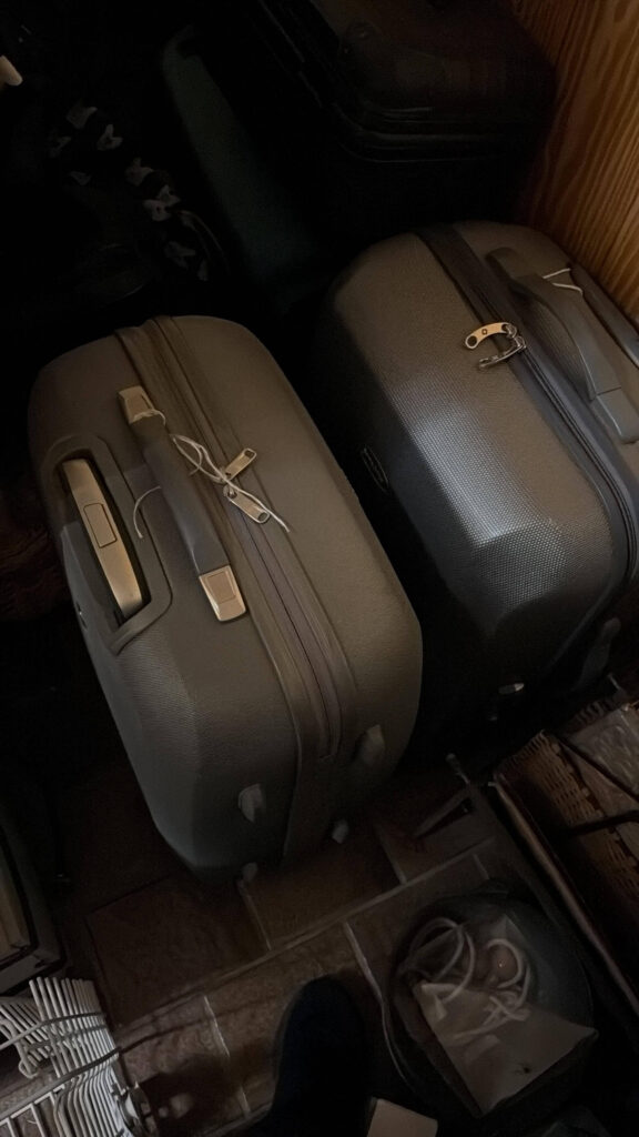 Zwei vollgepackte Koffer für Ägypten