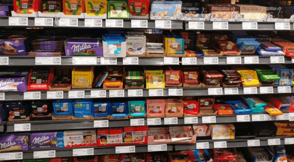 Regal mit deutscher Markenschokolade die sich als Mitbringsel für Ägypten Hotelpersonal eignet