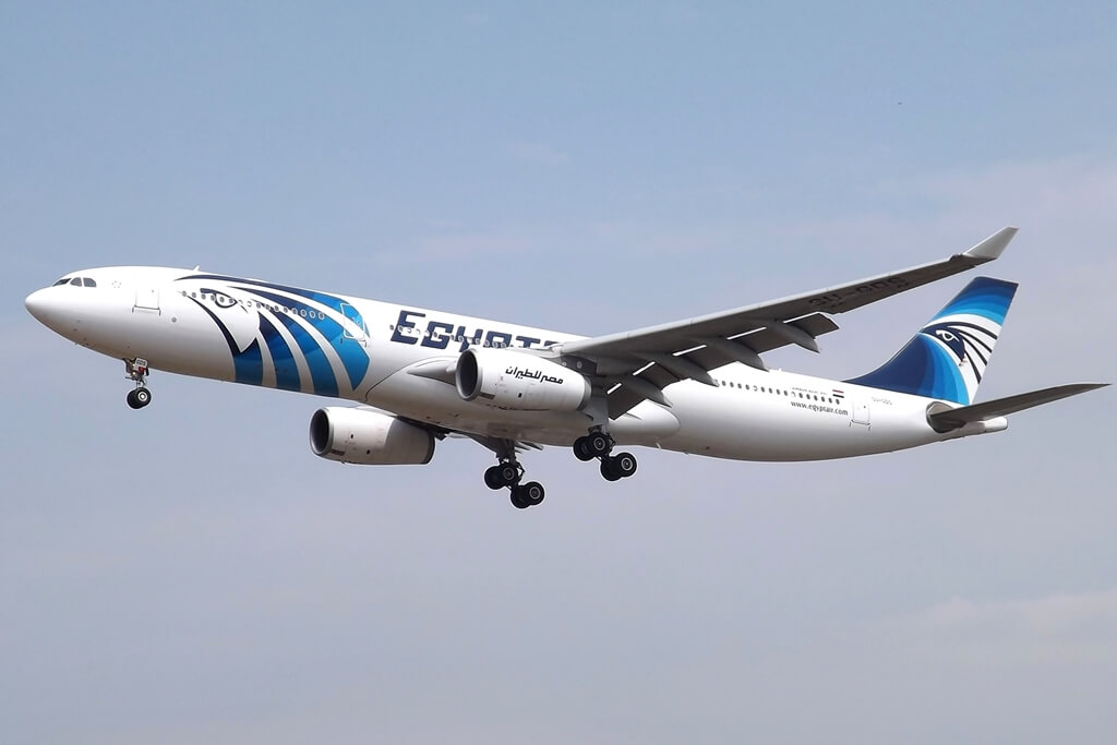 Airbus Flugzeug von Egyptair fliegt nach Ägypten