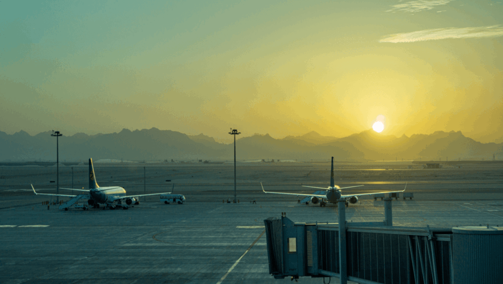 Mehrere Fluggesellschaften die nach Ägypten fliegen warten mit ihren Flugzeugen am Flughafen Hurghada