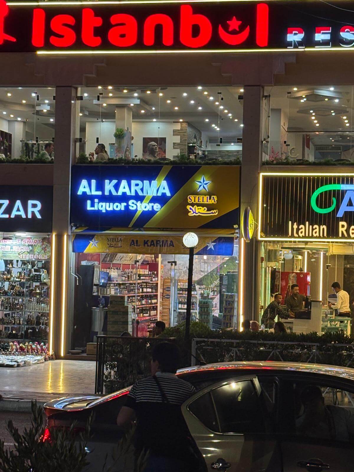 Fassade mehrere Shops und dem Al Karma Liquor Store in Shram El Sheikh