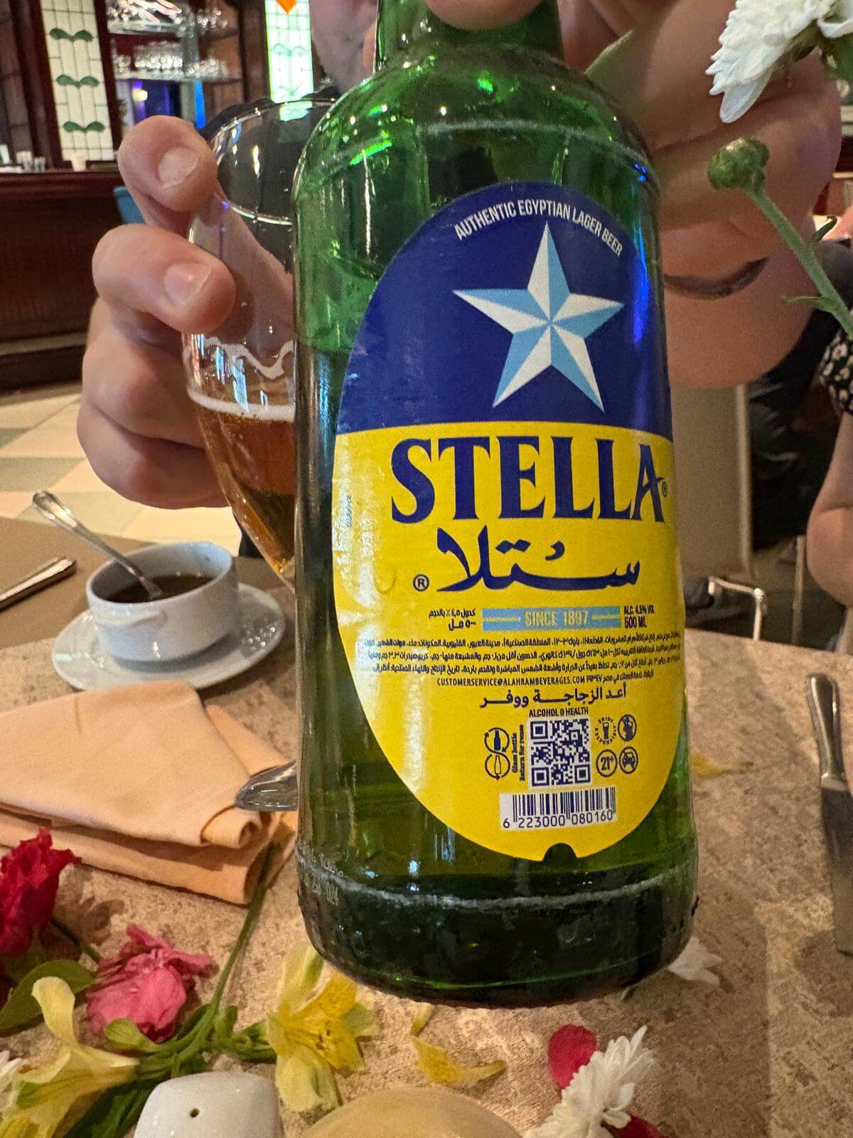 Stelle Bierflasche am Essenstisch