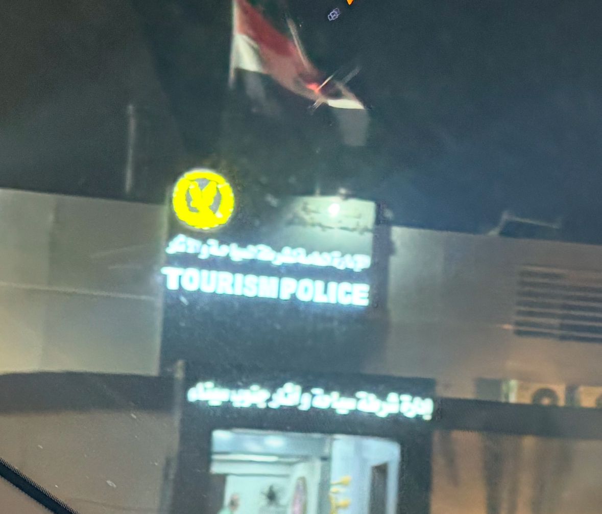 Schild Tourism Police über einem schwarzen Eingang