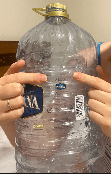 8 Liter Kanister mit Trinkwasser wird in Ägypten in der Hand gehalten