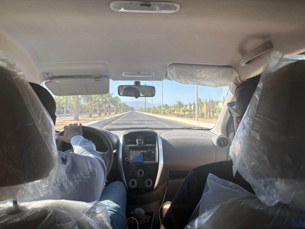 Ägyptischer Indrive Fahrer fährt einen Touristen im Auto über die Straße in Sharm El Sheikh