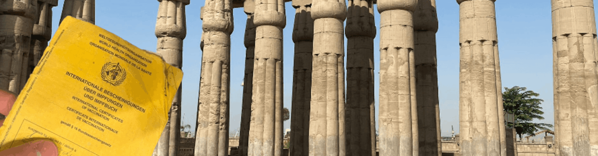 Impfpass wird vor Sehesnwüdrigkeit in Ägypten gehalten